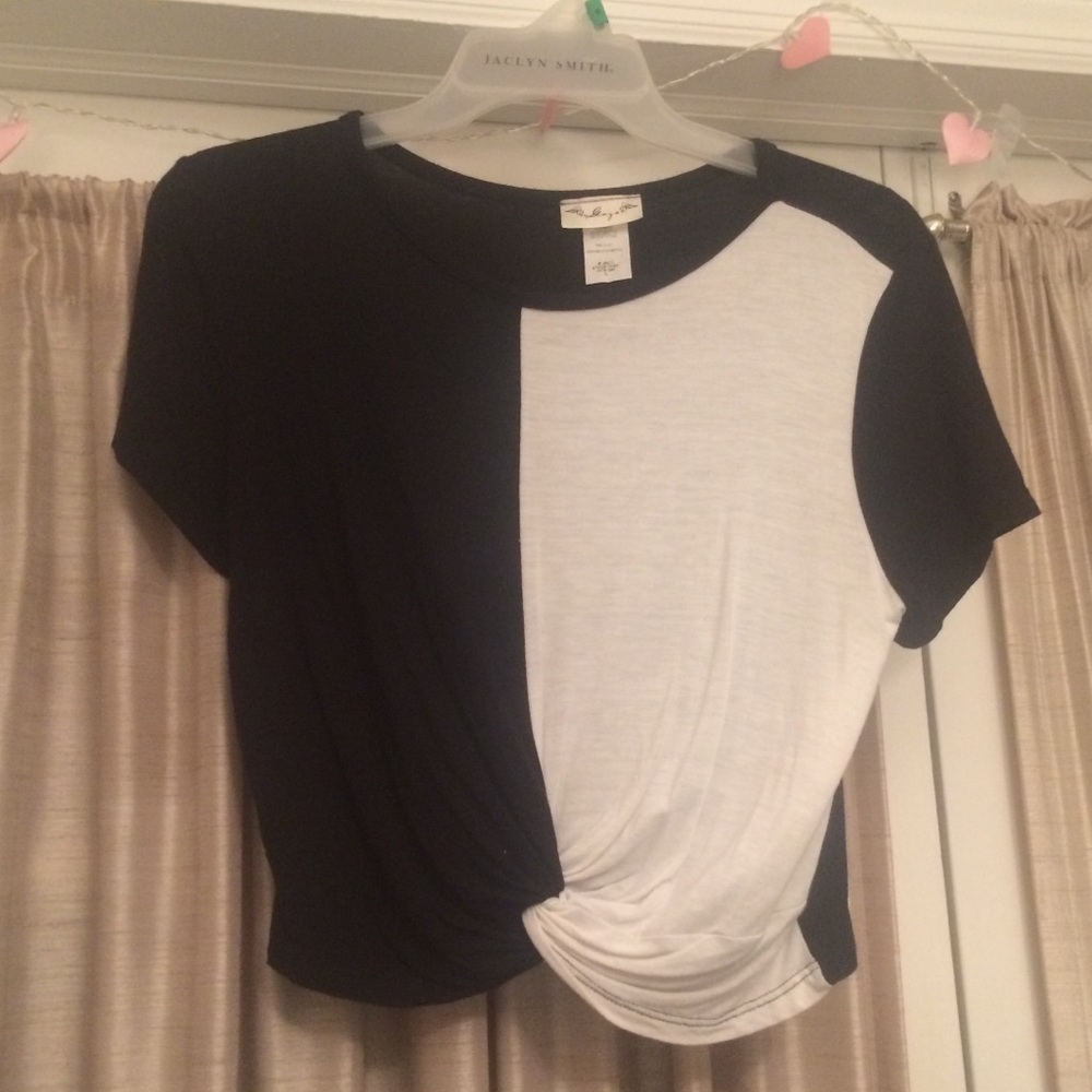 👠 2 for $20 Black and white Crop Top